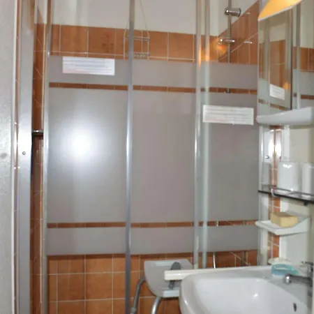 Familial Proche Avec Terrasse, Parking Prive, Au Grau-du-roi - Fr-1-250-136 *