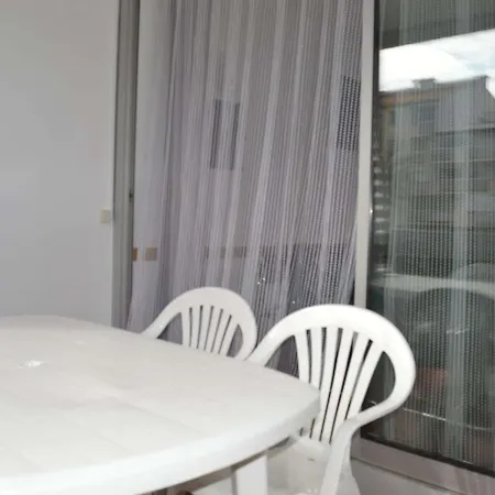 Familial Proche Avec Terrasse, Parking Prive, Au Grau-du-roi - Fr-1-250-136 *